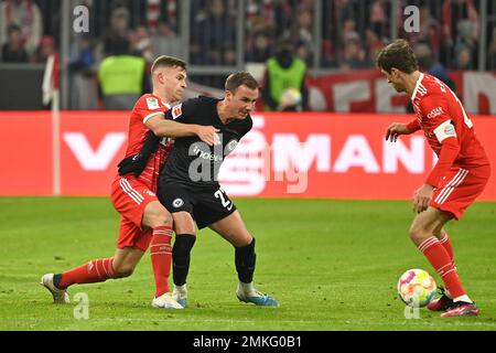 Da sinistra: Joshua KIMMICH (FC Bayern Monaco), Mario GOETZE (Eintracht Francoforte), Thomas MUELLER (M?LLER, FC Bayern Monaco), azione, duelli. Calcio 1st Bundesliga stagione 2022/2023, 18th matchday, matchday18, FC Bayern Monaco - Eintracht Francoforte 1-1 il 01/28/2023, ALLIANZAREN A. ? Foto Stock