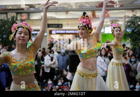 Richmond, Canada. 28th Jan, 2023. I ballerini si esibiscono durante la celebrazione del Capodanno cinese al Lansdowne Centre di Richmond, British Columbia, Canada, 28 gennaio 2023. L'evento presenta un'ampia varieta' di attivita' culturali che consentono al pubblico di sperimentare la cultura tradizionale del Capodanno Cinese. Credit: Liang Sen/Xinhua/Alamy Live News Foto Stock