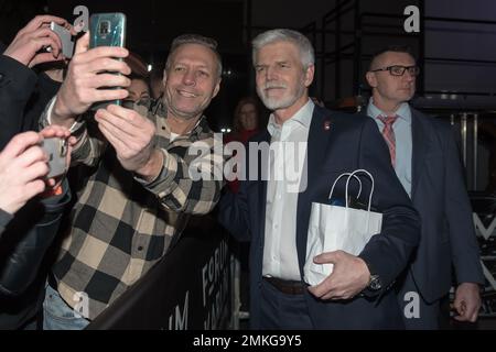 Praga, Repubblica Ceca. 28th Jan, 2023. Un sostenitore ha visto prendere selfie utilizzando un telefono cellulare insieme al vincitore delle elezioni presidenziali ceche Petr Pavel, (R) nella sua sede della campagna a Praga. Petr Pavel vince le elezioni presidenziali, superando l'ex primo ministro ceco, il presidente del movimento politico ANO e il miliardario Andrej Babis. Credit: SOPA Images Limited/Alamy Live News Foto Stock