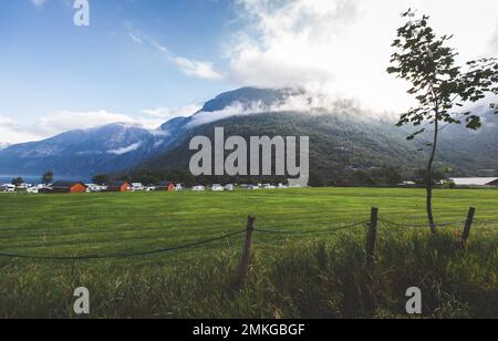 Viaggia in Norvegia su un rimorchio, campeggio, a casa su ruote Foto Stock