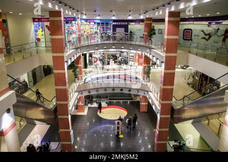 San Pietroburgo, Russia. 28th Jan, 2023. Una vista del complesso commerciale e di intrattenimento 'Continent' sulla Via Baikonurskaya a San Pietroburgo. Credit: SOPA Images Limited/Alamy Live News Foto Stock