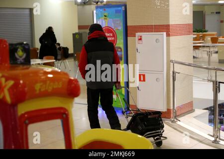 San Pietroburgo, Russia. 28th Jan, 2023. Un vecchio uomo è visto a piedi al complesso commerciale e di intrattenimento 'Continent' sulla via Baikonurskaya in St Pietroburgo. Credit: SOPA Images Limited/Alamy Live News Foto Stock