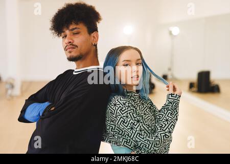 Immagine di diversi ballerini hip hop maschili e femminili che si propongono alla fotocamera. Danza, ritmo, movimento e concetto di allenamento. Foto Stock