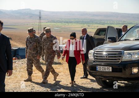 Il presidente Salome Zourabichvili del paese di Georgia arriva all'esercizio combinato di armi da fuoco al Noble Partner 22 presso la Vaziani Training Area, Georgia, 9 settembre 2022. Noble Partner 22 crea interoperabilità multinazionale tra nazioni alleate e partner, aumentando la prontezza e migliorando le capacità di comando e controllo multinazionali. Foto Stock