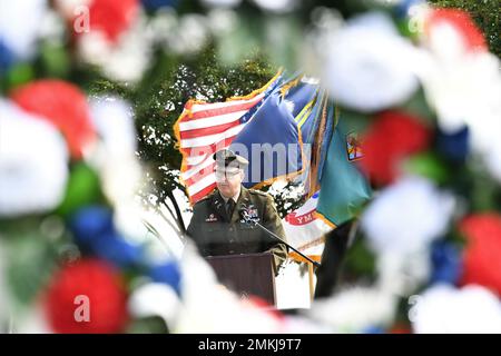 Il col. Mark E. Huhtanen, vice comandante di Fort Jackson, parla durante una cerimonia di commemorazione del 9/11 tenutasi al Centennial Park di Fort Jackson il 9 settembre. Huhtanen ha detto, nonostante la grande tragedia, “la nostra nazione ha prevalso. Non possiamo mai dimenticare che siamo un popolo che si rifiuta di rinunciare e non accetta mai la sconfitta” Foto Stock