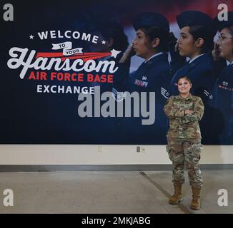Staff Sgt. Alexandra Berumen-Alcaraz, 66th forze di sicurezza Squadron NCO responsabile dell'amministrazione, si trova di fronte a una grande foto esposta nella lobby della Borsa principale presso la base dell'aeronautica di Hanscom, Mass., 9 settembre. L'immagine di Hanscom AFB Airmen che saluta durante l'inno nazionale è stata presa al Fenway Park a Boston lo scorso anno. Foto Stock