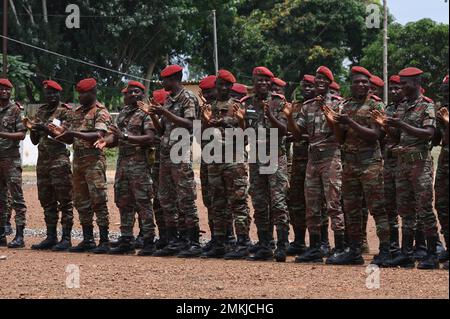 Soldati Beninesi del 1st° Battaglione Commando Parachute celebrano in formazione durante la cerimonia di chiusura dell'allenamento di Joint Combines a Ouassa, Benin, 9 settembre 2022. Le partnership e le alleanze sono il fondamento della difesa e dell'impegno diplomatico degli Stati Uniti. Foto Stock