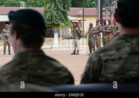 Soldati Beninesi del 1st° stand del Battaglione Commando Parachute in formazione durante la cerimonia di chiusura dell'allenamento di Joint Combines a Ouassa, Benin, 9 settembre 2022. Le partnership e le alleanze sono il fondamento della difesa e dell'impegno diplomatico degli Stati Uniti. Foto Stock