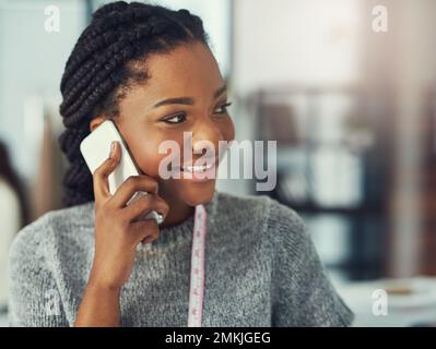 Posso già vedere quanto youll sbalorditivo osservarlo in esso. un designer che parla al telefono. Foto Stock