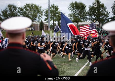 U.S. Marines, Recruiting Station Atlanta, 6th Marine Corps District, guarda come la squadra di football della Milton High School si esaurisce durante la Roswell High School alla partita di football della Great American Rivalry Series di Milton, Georgia, 9 settembre 2022. Lo scopo di The GARS è quello di mettere in evidenza i giochi di rivalità locali, annunciare il vincitore del concorso pull-up, premiare le borse di studio a un giocatore di ogni squadra e un trofeo per l'MVP e il vincitore del gioco di rivalità annuale. Foto Stock