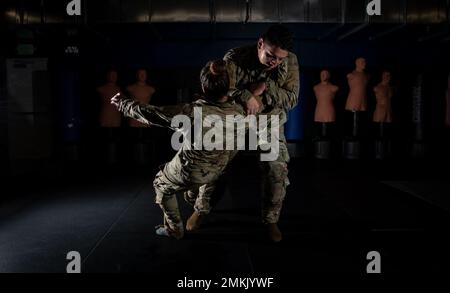 SRA Josiah Morales, 921st Contingency Response Squadron difensore, pratica una gamba spazzante takedown su Tech. Angela Hunt, 921st difensore del CRS, durante il corso Basic Combatives Instructor alla base dell'aeronautica militare di Travis, California, 8 settembre 2022. Il 821st Contingency Response Group ha recentemente ospitato il primo team di formazione mobile del Camp Guernsey Joint Training Center per affinare le competenze dei difensori attraverso il corso di una settimana. Foto Stock