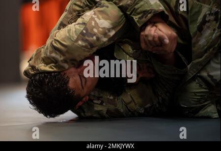 SRA Josiah Morales, difensore dello squadrone di risposta di contingenza 921st, esegue un chokehold durante il corso di istruttore Combatives di base alla base dell'aeronautica militare di Travis, California, 8 settembre 2022. Il 821st Contingency Response Group ha recentemente ospitato il primo team di formazione mobile del Camp Guernsey Joint Training Center per affinare le competenze dei difensori attraverso il corso di una settimana. Foto Stock