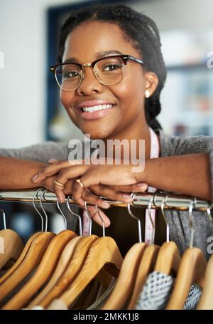 I miei disegni sono freschi e differenti. Ritratto di un fashion designer appoggiato su un corrimano. Foto Stock