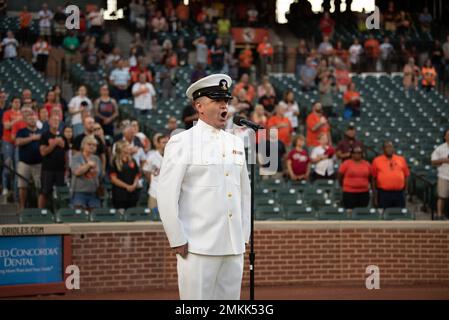 220909-N-PN850-1022 BALTIMORA (SETT. 09, 2022) il musicista di classe 1st Robert A. Kurth canta l'inno nazionale all'Orioles Park per celebrare la Maryland Fleet Week Foto Stock