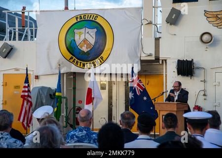 HONIARA, Isole Salomone (settembre 10, 2022) – Russel Comeau, USA Charge D’affaires for the Solomon Islands, commenta durante il Pacific Partnership 2022 (PP22) cerimonia di chiusura delle Isole Salomone a bordo della nave militare dell'ospedale Sealift Command USNS Mercy (T-AH 19). Ora nel suo 17th° anno, Pacific Partnership è la più grande missione multinazionale annuale di assistenza umanitaria e di preparazione alle catastrofi condotta nell'Indo-Pacifico. Pacific Partnership è una missione unificante che promuove amicizie e cooperazione durature tra molte nazioni. La missione dell’anno nelle Isole Salomone comprendeva par Foto Stock