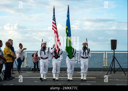 HONIARA, Isole Salomone (settembre 10, 2022) – la guardia del colore USNS Mercy (T-AH 19) della nave militare dell'ospedale Sealift Command parade i colori durante la cerimonia di chiusura delle Isole Salomone del Pacific Partnership 2022 a bordo di Mercy. Ora nel suo 17th° anno, Pacific Partnership è la più grande missione multinazionale annuale di assistenza umanitaria e di preparazione alle catastrofi condotta nell'Indo-Pacifico. Pacific Partnership è una missione unificante che promuove amicizie e cooperazione durature tra molte nazioni. La missione dell’anno nelle Isole Salomone ha incluso partecipanti provenienti da Stati Uniti, Giappone e. Foto Stock