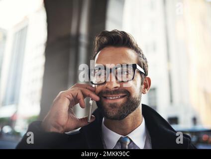 Check-in in ufficio prima di effettuare il check-in. un uomo elegante che parla al telefono in città. Foto Stock