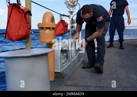 U.S. Coast Guard Petty Officer 2nd Class Stephen Reiss ripresenta gli allestimenti a bordo della USCGC Mohawk (WMEC 913) mentre è in corso nell'Oceano Atlantico, 10 settembre 2022. Gli accessori del pianale devono essere riverniciati quando è necessario per prevenire la corrosione o il deterioramento dei servizi. Foto Stock