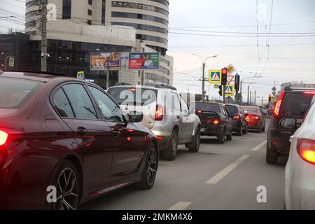 San Pietroburgo, Russia. 28th Jan, 2023. Ingorgo di auto su Gakkelevskaya Street, all'incrocio con Bogatyrsky Avenue a San Pietroburgo. Credit: SOPA Images Limited/Alamy Live News Foto Stock