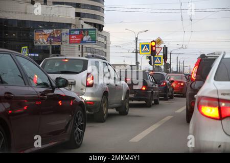 San Pietroburgo, Russia. 28th Jan, 2023. Ingorgo di auto su Gakkelevskaya Street, all'incrocio con Bogatyrsky Avenue a San Pietroburgo. Credit: SOPA Images Limited/Alamy Live News Foto Stock