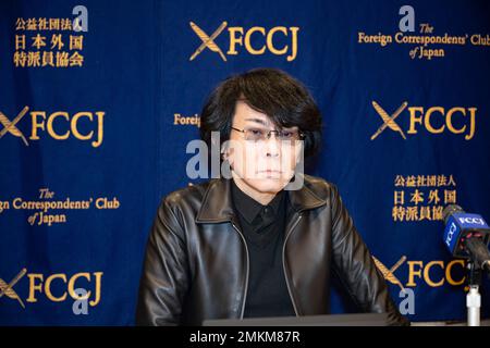 Tokyo, Giappone. 27th Jan, 2023. HIROSHI ISHIGURO, professore dell'Università di Osaka e CEO di Avita, parla al Foreign Corinterpelled Club of Japan (FCCJ) sullo sviluppo di replicanti robotici avatar e sullo sviluppo dell'intelligenza artificiale (ai). Dal comunicato stampa della FCCJ: ''Hiroshi Ishiguro ha guadagnato notorietà internazionale per il suo sviluppo di robot umani, o androidi, realizzati per assomigliare strettamente alla gente vivente. Ha modellato il suo android Geminoid su se stesso. Il suo obiettivo è stato quello di studiare come gli esseri umani interagiranno socialmente con i robot del futuro e di esplorare la filosofia fondamentale Foto Stock