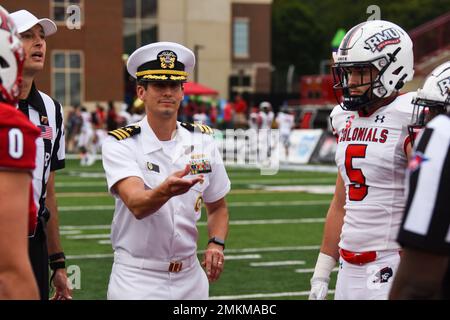 220909-N-FP878-0005 OXFORD, OHIO (SET. 10, 2022) - CMdR. Erik Moss, dirigente della Navy Talent Acusiition Group Ohio River Valley (NTAG ORV), lancia la moneta di gioco prima di iniziare la partita di Miami contro Rober Morris allo Yager Stadium. NTAG ORV copre l'Ohio, il West Virginia Kentucky e parti di Indianna per il reclutamento e l'attività della Marina militare per le aree di concentrazione della flotta anone. Foto Stock