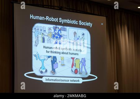 Tokyo, Giappone. 27th Jan, 2023. HIROSHI ISHIGURO, professore dell'Università di Osaka e CEO di Avita, parla al Foreign Corinterpelled Club of Japan (FCCJ) sullo sviluppo di replicanti robotici avatar e sullo sviluppo dell'intelligenza artificiale (ai). Dal comunicato stampa della FCCJ: ''Hiroshi Ishiguro ha guadagnato notorietà internazionale per il suo sviluppo di robot umani, o androidi, realizzati per assomigliare strettamente alla gente vivente. Ha modellato il suo android Geminoid su se stesso. Il suo obiettivo è stato quello di studiare come gli esseri umani interagiranno socialmente con i robot del futuro e di esplorare la filosofia fondamentale Foto Stock