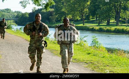 Staff Sgt. Daemon Walton, assegnato a 222nd Chemical Company, conduce una marcia di 12 miglia a fianco del suo sponsor (a sinistra) mentre gareggia nel 53rd al comando miglior guerriero Competition (53rd TC BWC) all'Erie Canalway Trail, Lockport, N.Y., 9-11 settembre 2022. Il 53rd TC BWC sfida i soldati di tutto lo stato in eventi come fitness fisico, navigazione terrestre, compiti guerrieri e qualificazione delle armi. Foto Stock