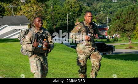 Staff Sgt. Daemon Walton, assegnato a 222nd Chemical Company, conduce una marcia di 12 miglia al fianco del suo sponsor (a destra) mentre gareggia nel 53rd al comando miglior guerriero (53rd TC BWC) all'Erie Canalway Trail, Lockport, N.Y., 9-11 settembre 2022. Il 53rd TC BWC sfida i soldati di tutto lo stato in eventi come fitness fisico, navigazione terrestre, compiti guerrieri e qualificazione delle armi. Foto Stock