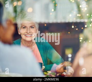 Più felice con i suoi amici di tutta la vita. un gruppo di donne anziane che si godono una data pranzo. Foto Stock