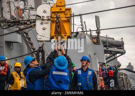 220910-N-GF955-1186 MAR BALTICO (SETT. 10, 2022) i marinai della Marina degli Stati Uniti assegnati al cacciatorpediniere missilistico guidato della classe Arleigh Burke USS Paul Ignatius (DDG 117) si preparano a caricare pallet durante un rifornimento in mare con la nave da carico secca e munizioni della classe Lewis e Clark USNS William Mclean (T-AKE 12), 10 settembre 2022. Paul Ignatius fa parte del Kearsarge Amphibious Ready Group e ha imbarcato 22nd Marine Expeditionary Unit, sotto il comando e il controllo della Task Force 61/2, su un'installazione programmata nell'area operativa delle forze Navali USA in Europa, impiegata dalla U.S. Sesta flotta per difendere gli Stati Uniti, A. Foto Stock