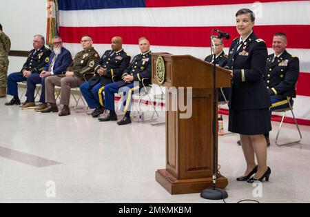 Beth Sweet, 75th Innovation Command, ringrazia la sua famiglia, gli amici e i membri del 75th Innovation Command durante una cerimonia di ritiro congiunta presso la sede centrale 75th di Houston, 10 settembre. Sweet, che parla tre lingue, è il vicedirettore dell'Ufficio per le fenomenologie avanzate presso l'Agenzia Nazionale Geospaziale-Intelligence. Foto Stock