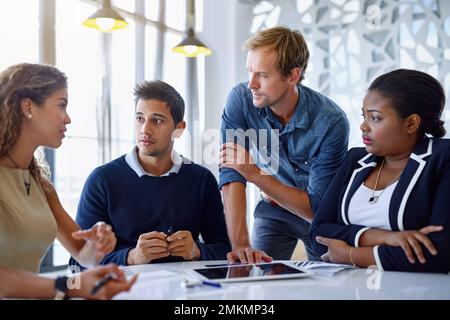 Scendendo alle tacchi di ottone in ufficio. un team di uomini d'affari che lavorano insieme in ufficio. Foto Stock