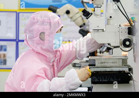 SUQIAN, CINA - 29 GENNAIO 2023 - i lavoratori fanno chip elettronici in un workshop a Suqian, nella provincia di Jiangsu della Cina orientale, il 29 gennaio 2023. Foto Stock