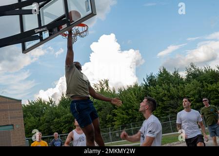 Personale dell'aeronautica Sgt. Adedapo Ajayi, un Airman con l'181st Intelligence Wing, va per una fase di layup durante un torneo tre contro tre dopo la fine del duty day alla base della guardia nazionale Hulman Field Air, Ind., 10 settembre 2022. Il torneo, che ha avuto inizio nel 2018, è stato progettato per raccogliere fondi per beneficenza e promuovere la cameratismo. Foto Stock