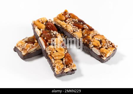 Dall'alto di appetitose barrette energetiche dolci con noci e semi ricoperti di cioccolato Foto Stock
