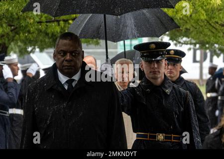 Il Presidente DEGLI STATI UNITI Joe Biden e il Segretario della Difesa Lloyd J. Austin III entrano nel National 9/11 Pentagon Memorial durante la cerimonia di osservanza del Pentagono del 21st 9/11 il 11 settembre 2022, al Pentagono, Washington, D.C. (Foto DOD di U.S. Ufficiale Navy Petty 2nd Classe Alexander Kubitza) Foto Stock