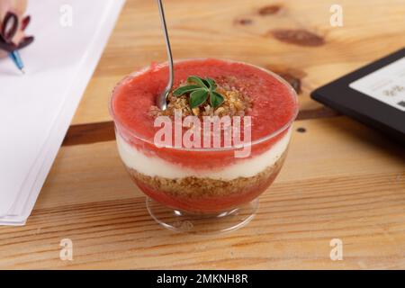 Dolce alla fragola Trifle velluto rosso con fragole e formaggio cremoso sul tavolo da cucina in casa ufficio Foto Stock