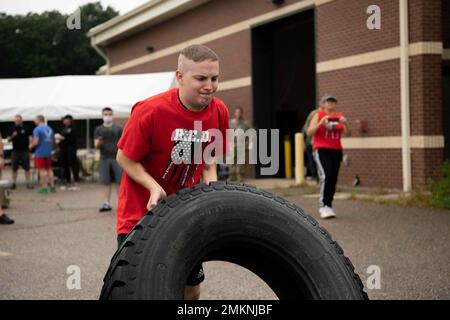 Il 110th Wing Enlisted Advisory Council (EAC) ha ospitato una Remembrance Challenge 9/11 presso la 110th Wing, Battle Creek Air National Guard base, Battle Creek, Michigan, 11 settembre 2022. I partecipanti hanno partecipato a una gara di relay, a una sfida di ribaltamento degli pneumatici, a una disgressione e assemblaggio del fucile M4, a uno scenario di autoassistenza e di Buddy Care e hanno inserito domande relative alle risorse di sviluppo della forza. Foto Stock