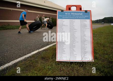 Il 110th Wing Enlisted Advisory Council (EAC) ha ospitato una Remembrance Challenge 9/11 presso la 110th Wing, Battle Creek Air National Guard base, Battle Creek, Michigan, 11 settembre 2022. I partecipanti hanno partecipato a una gara di relay, a una sfida di ribaltamento degli pneumatici, a una disgressione e assemblaggio del fucile M4, a uno scenario di autoassistenza e di Buddy Care e hanno inserito domande relative alle risorse di sviluppo della forza. Foto Stock