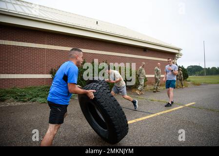 Il 110th Wing Enlisted Advisory Council (EAC) ha ospitato una Remembrance Challenge 9/11 presso la 110th Wing, Battle Creek Air National Guard base, Battle Creek, Michigan, 11 settembre 2022. I partecipanti hanno partecipato a una gara di relay, a una sfida di ribaltamento degli pneumatici, a una disgressione e assemblaggio del fucile M4, a uno scenario di autoassistenza e di Buddy Care e hanno inserito domande relative alle risorse di sviluppo della forza. Foto Stock