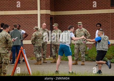 Il 110th Wing Enlisted Advisory Council (EAC) ha ospitato una Remembrance Challenge 9/11 presso la 110th Wing, Battle Creek Air National Guard base, Battle Creek, Michigan, 11 settembre 2022. I partecipanti hanno partecipato a una gara di relay, a una sfida di ribaltamento degli pneumatici, a una disgressione e assemblaggio del fucile M4, a uno scenario di autoassistenza e di Buddy Care e hanno inserito domande relative alle risorse di sviluppo della forza. Foto Stock