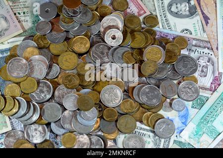 Vecchie monete egiziane su varie vecchie banconote in denaro da diversi paesi del mondo, pila di monete multiple, pila di vintage conto retrò Foto Stock