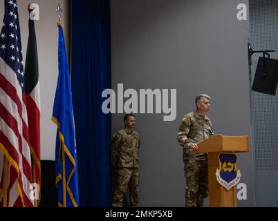 STATI UNITI George Buch Jr., 386th comandante dell'Ala Expeditionary, parla della sua esperienza durante l'attacco del 9/11 alla base aerea di Ali al Salem, Kuwait, 11 settembre 2022. Buch terminò i suoi commenti dicendo: "Non ti dimenticherò mai. Non ti dimenticheremo mai. Foto Stock