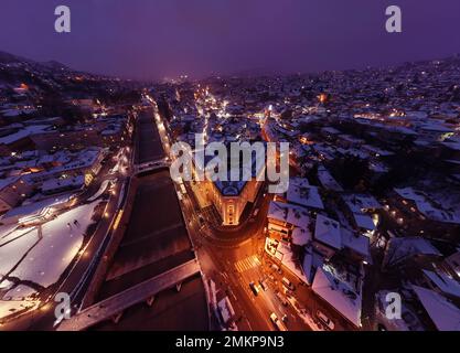 Sarajevo municipio o biblioteca nazionale nel centro città aerialhyper lapse o time lapse. Punto di riferimento nella capitale della Bosnia-Erzegovina coperto di Foto Stock