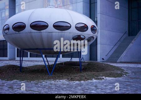 Futura House dell'architetto finlandese Matti Suuronen di fronte al Pinakothek der moderne. Costruito nel 1968, ricorda un UFO. Foto Stock