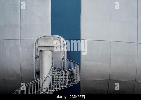 Vista laterale (dettaglio) del Museo BMW, il museo dell'automobile di proprietà dell'azienda del produttore di automobili BMW a Monaco, noto anche come Salad Bowl. Foto Stock