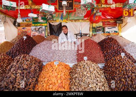 MARRAKECH, MAROCCO - 10 marzo 2007. Uomo musulmano che vende datteri e altra frutta secca in una bancarella di mercato a Medina souk, Marrakech, Marocco Foto Stock