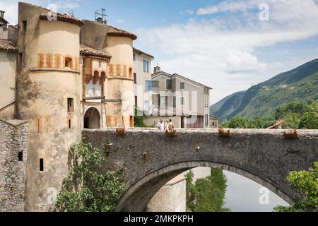 ENTREVAUX, FRANCIA - 12 giugno 2010. Ingresso a Entrevaux, antico villaggio fortificato in Alpes-de-Haute-Provence, Francia Foto Stock