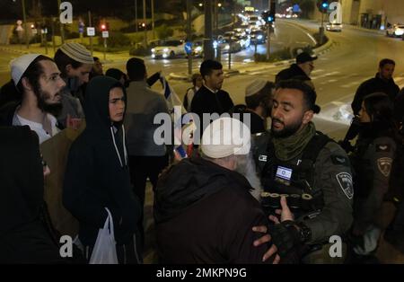 GERUSALEMME, ISRAELE - 28 GENNAIO: I membri della forza di sicurezza israeliana impediscono agli attivisti di destra di bloccare una grande autostrada mentre chiedono ritorsioni e protestano contro l'attacco da tiro della notte scorsa nel quartiere di neve Yaakov il 28 gennaio 2023 a Gerusalemme, Israele. Ieri sera sette persone sono state uccise da un cannoniere palestinese fuori da una sinagoga nel quartiere ebraico di neve Yaakov, anche Neveh Ya'aqov, la più uccisa in un attacco di questo tipo in anni. Credit: Eddie Gerald/Alamy Live News Foto Stock